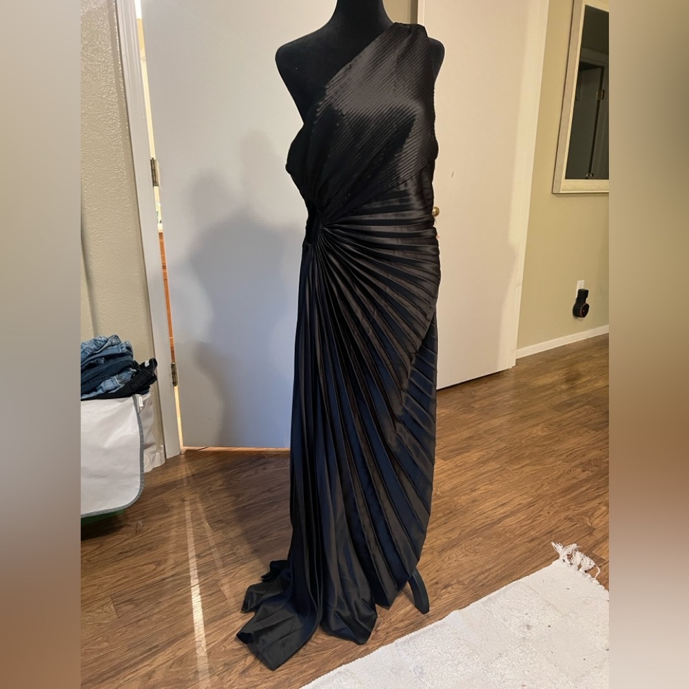 Selfie Leslie Black One Shoulder Dress
